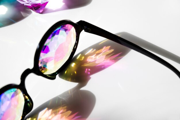 Runde Brillen der modernen Art mit Schatten auf weißem Hintergrund