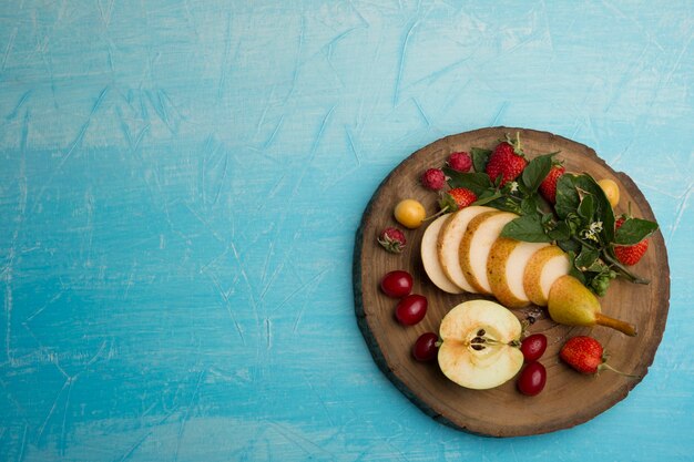 Runde Obstplatte mit Birnen, Apfel und Beeren