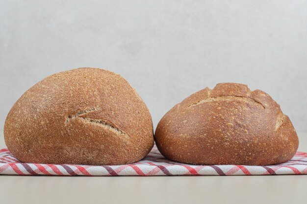 Runder Laib Brot auf Tischdecke. Hochwertiges Foto