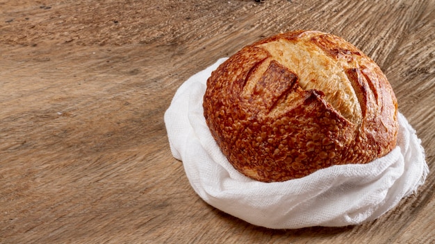 Rundes gebackenes Brot mit Exemplarplatz