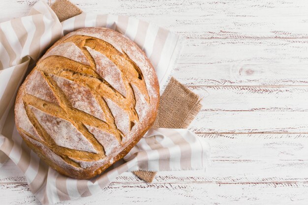 Rundes Weißbrot auf Stoff in der Küche