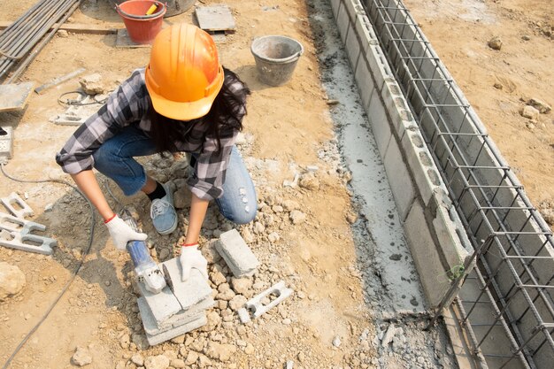 Rundsäge in den Händen des Erbauers, Arbeiten zum Verlegen von Pflastersteinen.