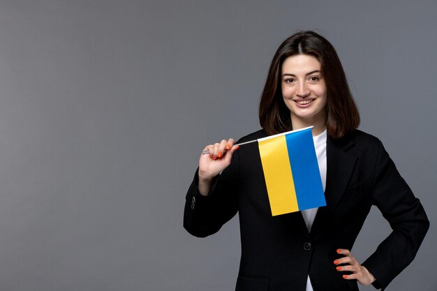 Russischer Konflikt in der Ukraine, dunkles Haar, süße junge Frau im schwarzen Blazer, glücklich für die Ukraine