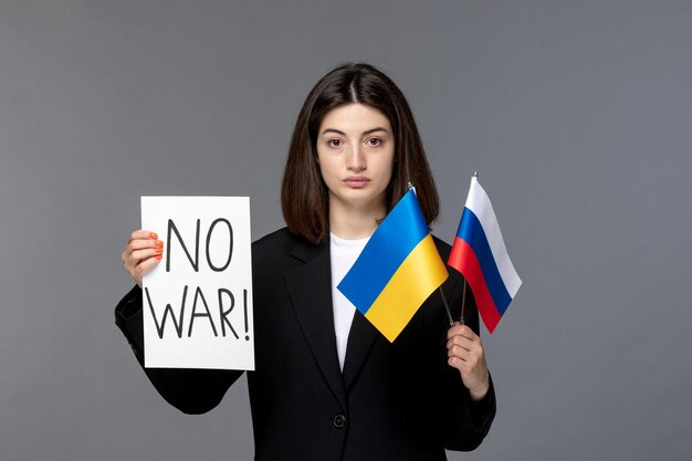 Russischer Konflikt in der Ukraine, dunkles Haar, süße junge Frau im schwarzen Blazer ohne Kriegszeichen und Flaggen