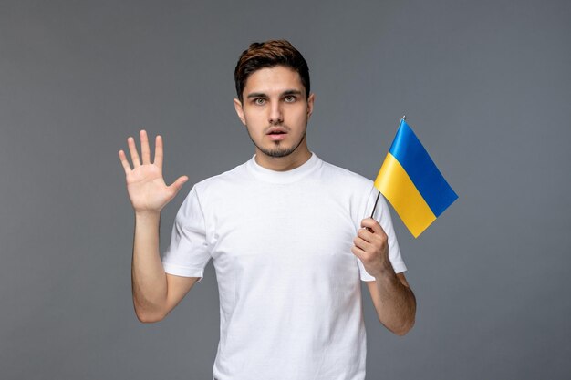 Russischer Konflikt in der Ukraine, hübscher, mutiger Typ im weißen Hemd, schockiert und verängstigt