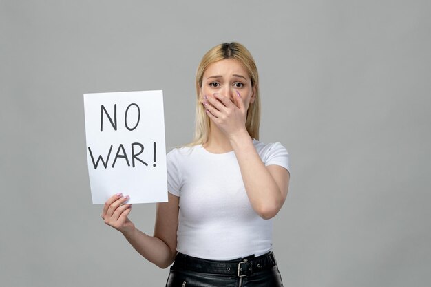 Russischer Konflikt in der Ukraine junges süßes Mädchen, das kein Kriegszeichen hält, hat Angst