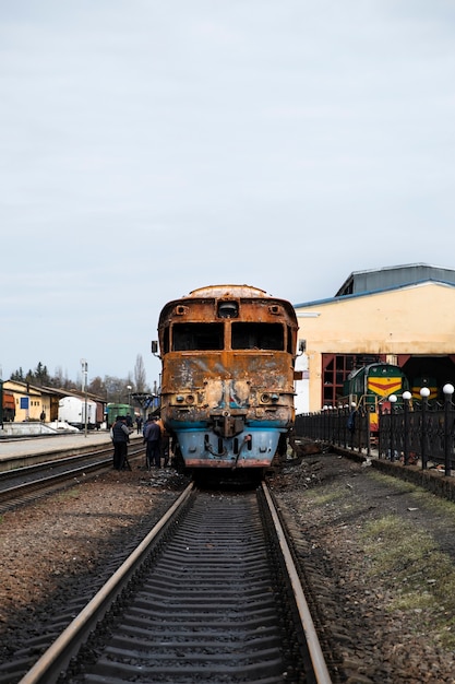 Kostenloses Foto russischer krieg mit kaputtem zug in der ukraine