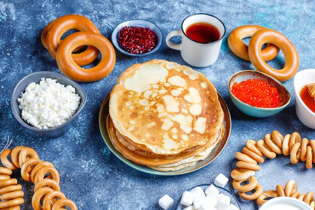 Russischer Pfannkuchen Blini mit Saucen und Zutaten