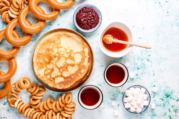 Russischer Pfannkuchen Blini mit Saucen und Zutaten