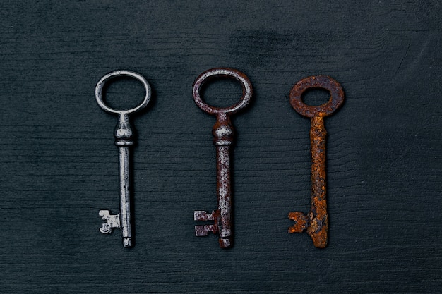 Rustikale Schlüssel auf Holztisch