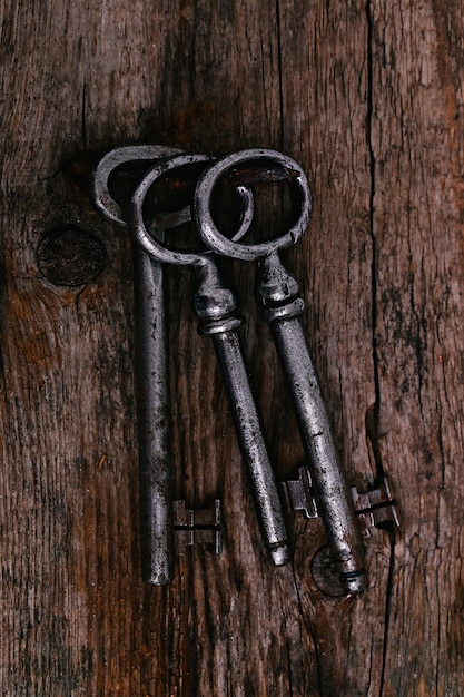 Rustikale Schlüssel auf Holztisch
