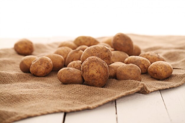 Rustikale ungeschälte Kartoffeln auf einer Tabelle