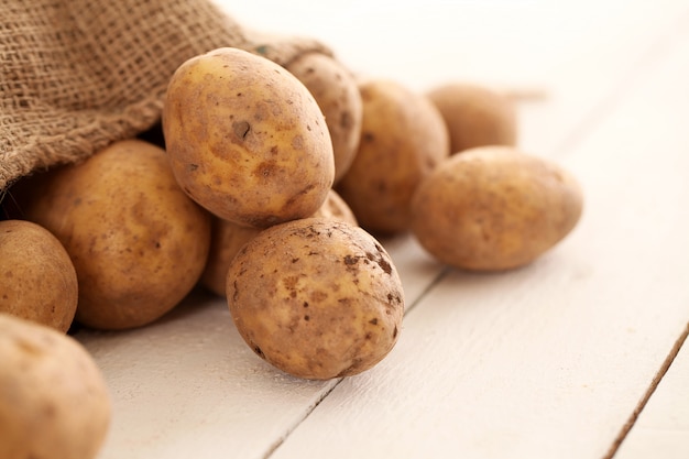 Rustikale ungeschälte Kartoffeln auf einer Tabelle