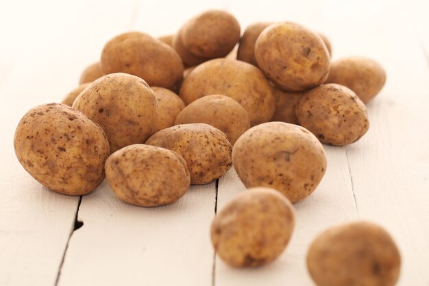 Rustikale ungeschälte Kartoffeln auf einer Tabelle