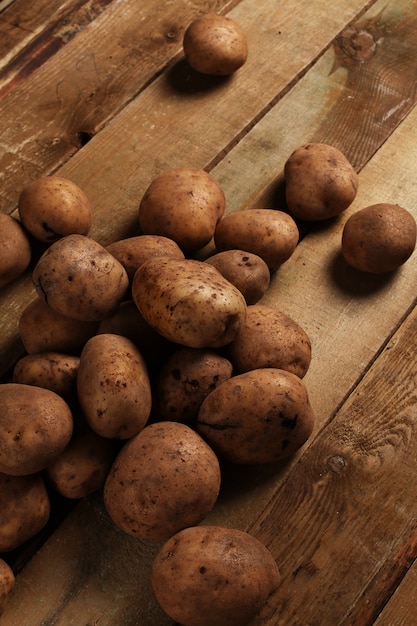 Kostenloses Foto rustikale ungeschälte kartoffeln auf schreibtische