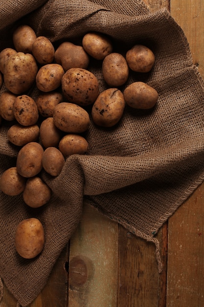 Kostenloses Foto rustikale ungeschälte kartoffeln auf schreibtische