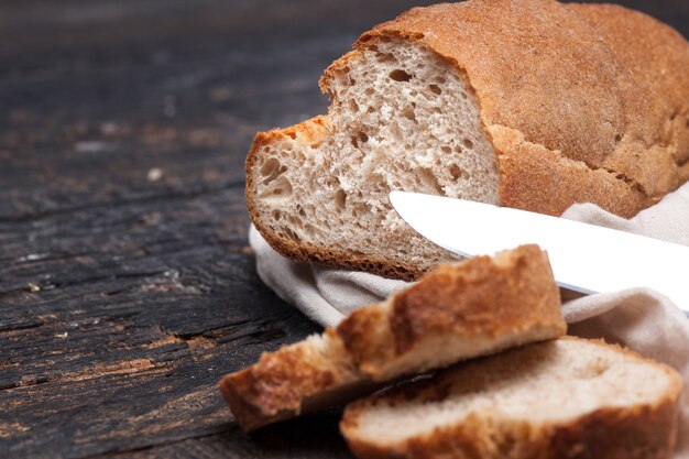 Rustikales Brot auf Holztisch. Dunkelholzig mit freiem Textraum.