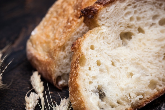 Kostenloses Foto rustikales brot auf holztisch. dunkler holzraum