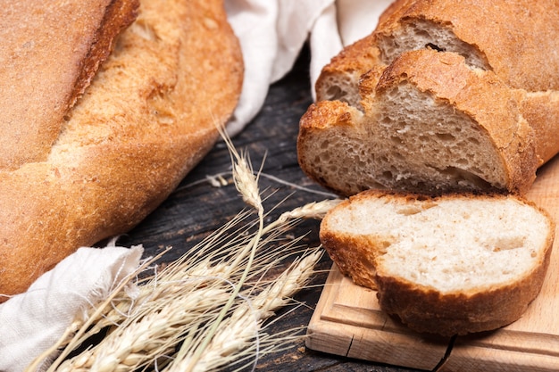 Rustikales Brot auf Holztisch. Dunkles Holz