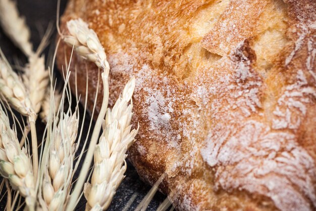 Rustikales Brot auf Holztisch. Dunkles Holz