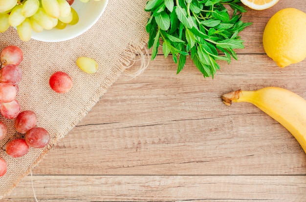 Rustikales Konzept mit Früchten und Kraut