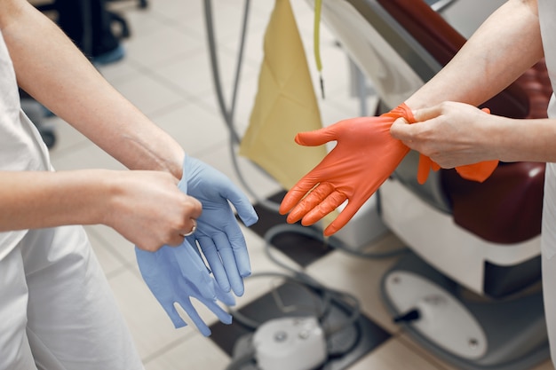 Ärzte bereiten sich auf den Empfang vor. Ärzte tragen Handschuhe. Mitten werden an den Händen getragen