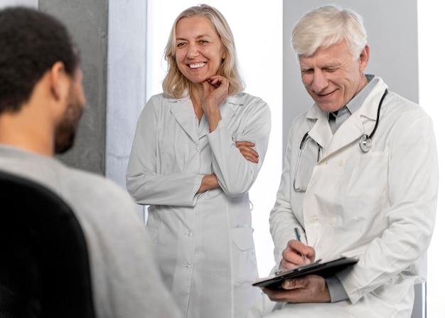 Ärzte sprechen mit einem jungen Patienten