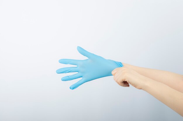 Ärztin, die medizinische Handschuhe für den Schutz des epidemischen Coronavirus trägt.