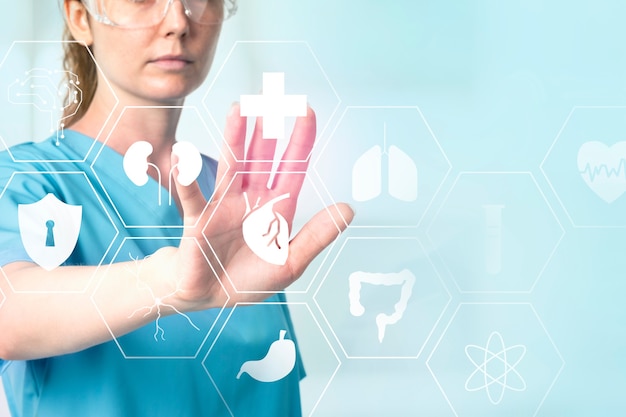 Ärztin mit Datenbrille, die Medizintechnik mit virtuellem Bildschirm berührt