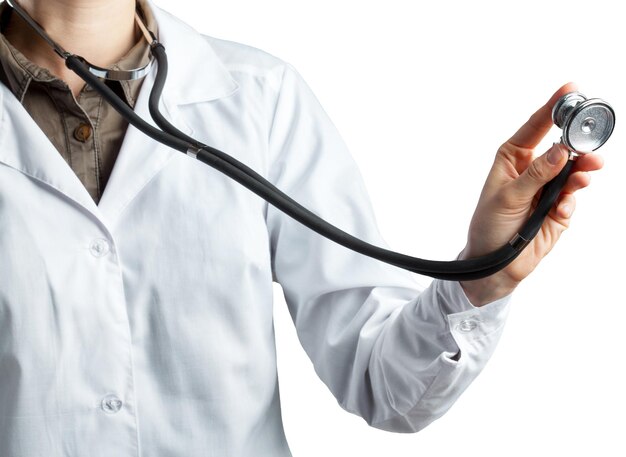 Ärztin mit einem Stethoskop isoliert auf weiss