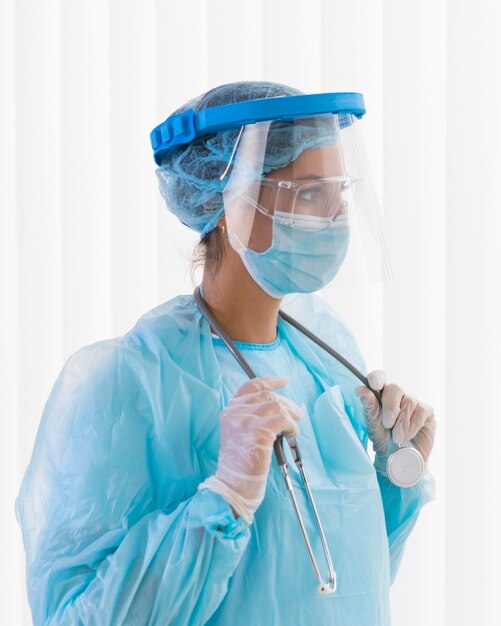 Ärztin mit Pandemie-Ausrüstung
