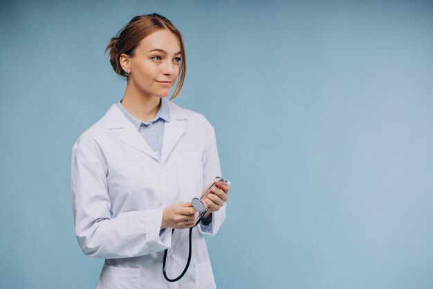 Ärztin trägt Laborkittel mit Stethoskop isoliert