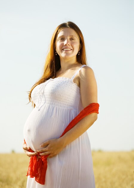 S schwangere Frau im Getreidefeld