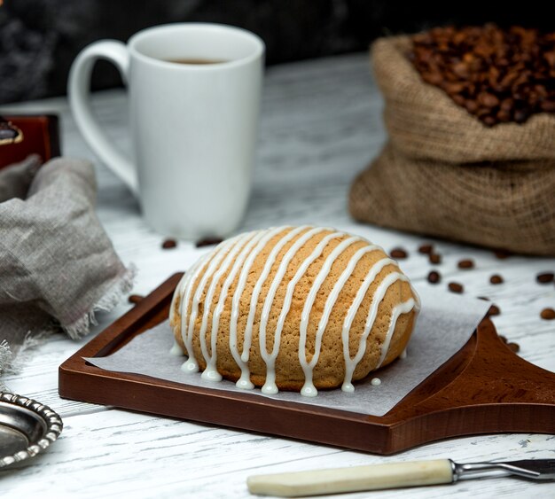 Sack mit Kaffeebohnen und Brot mit Sahne belegt