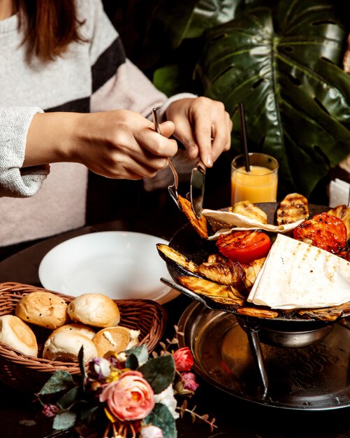 Sadj mit gebratenem Fleisch und Gemüse und Brötchen