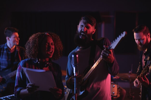 Sänger singen im Studio