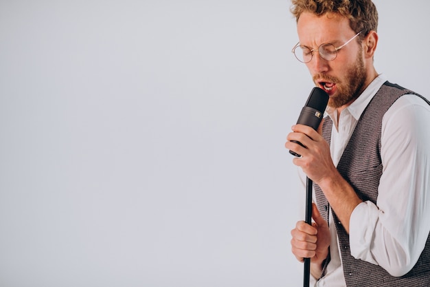 Sängerin mit Mikrofon singt im Studio