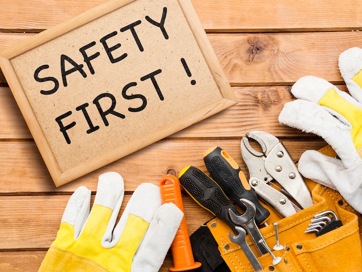 Kostenlose Foto safety-first-schild und werkzeuganordnung