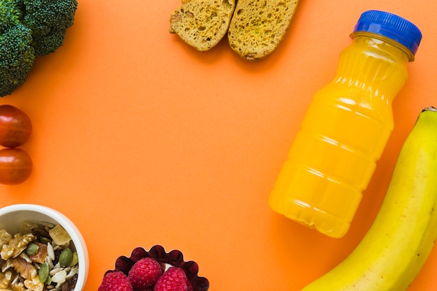 Kostenloses Foto saft in der nähe von gesundem essen