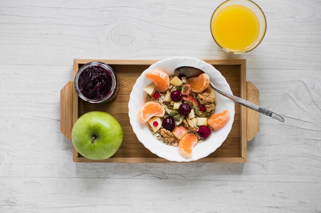 Saft in der Nähe von Tablett mit Obstsalat