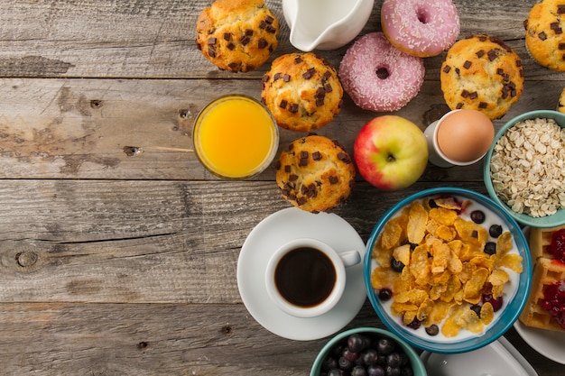 Saft, Kaffee und Muffins