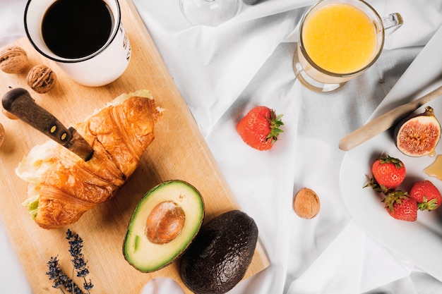 Saft und Kaffee in der Nähe von Essen zum Frühstück