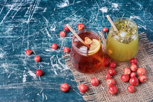 Saft verschiedener Früchte auf blau.