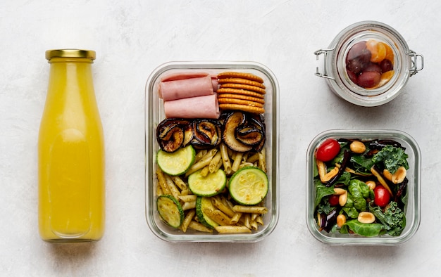 Kostenloses Foto saftflasche von oben und verpacktes essen