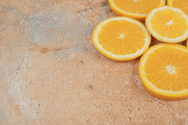 Saftige Orangenscheiben auf Marmorhintergrund.