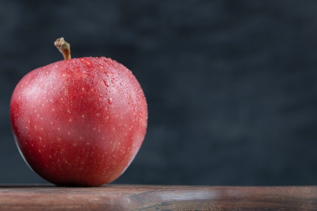 Saftige Äpfel auf einer Holzplatte isoliert.