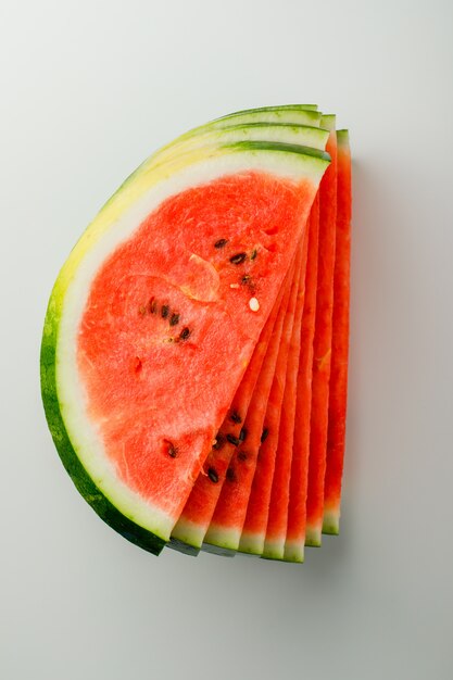 Saftige Wassermelonenscheiben auf einem weißen Hintergrund.