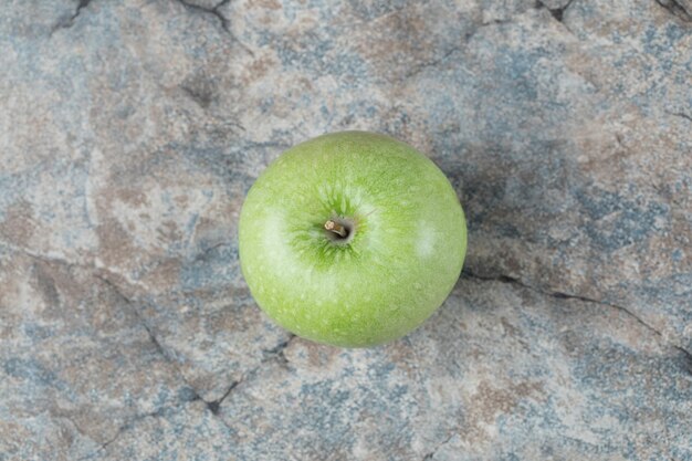 Kostenloses Foto saftiger apfel isoliert auf betonmarmor.