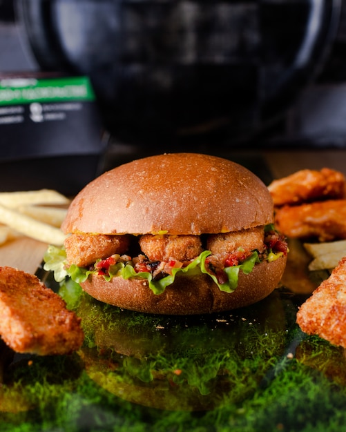 Saftiger Burger mit Hühnernuggets im Teig