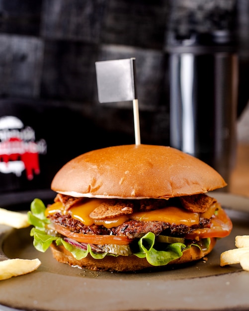 Saftiger Cheeseburger mit Gurken und Zwiebeln